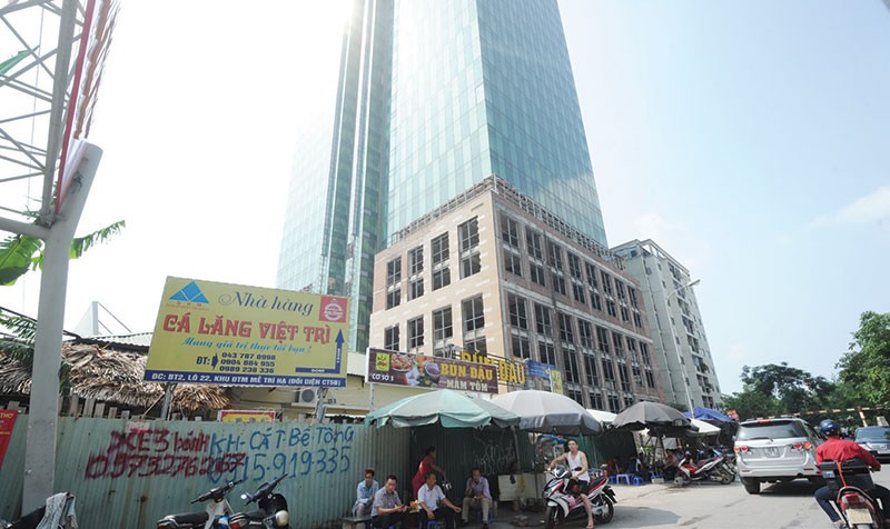 Tòa tháp văn phòng Apex Tower sau nhiều năm triển khai, đến nay vẫn chưa thể hoàn thiện. Ảnh: Dũng Minh