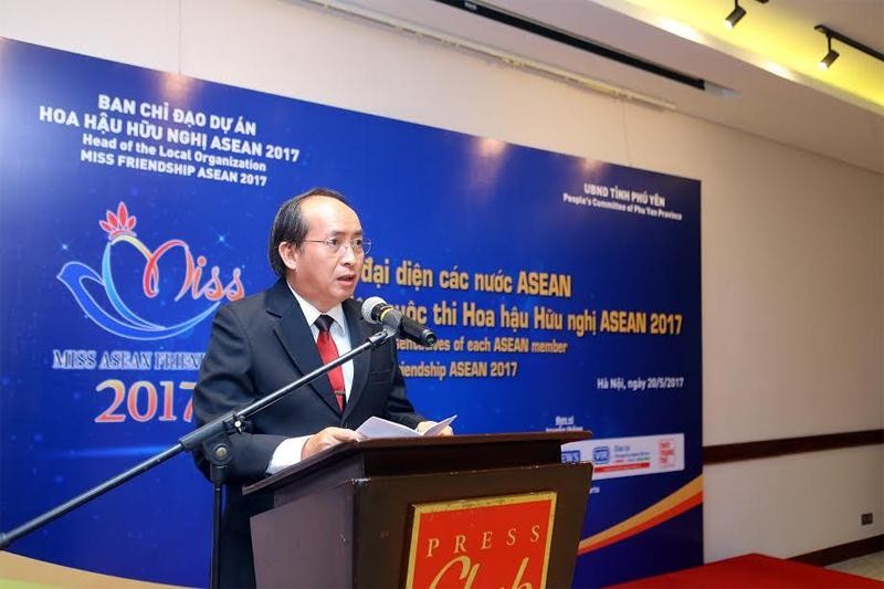 Ông Phan Đình Phùng – Phó chủ tịch UBND Tỉnh Phú Yên giới thiệu với các đại sứ các nước ASEAN về cuộc thi Hoa hậu Hữu nghị ASEAN tổ chức tại Phú Yên.