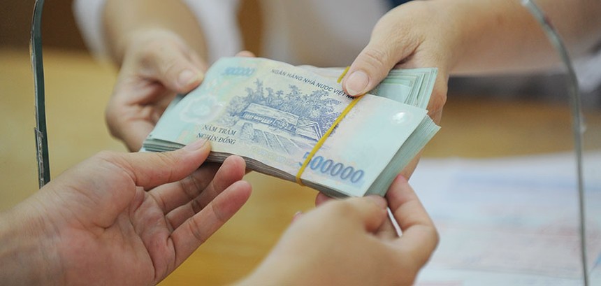 Hiện tại, chênh lệch giữa lãi suất huy động VND và USD vẫn nghiêng về việc nắm giữ VND.