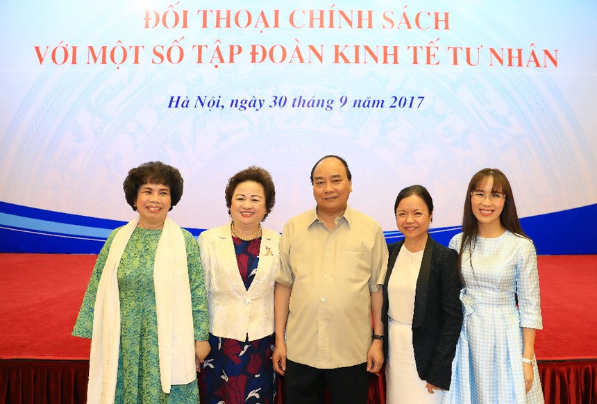 Thủ tướng với các nữ doanh nhân.