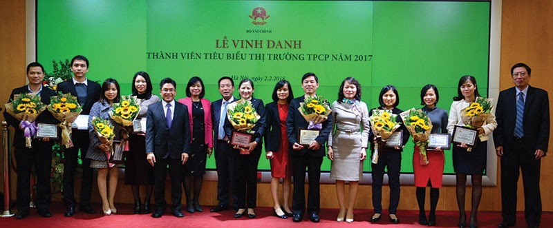 Lễ vinh danh 9 thành viên tiêu biểu thị trường TPCP năm 2017