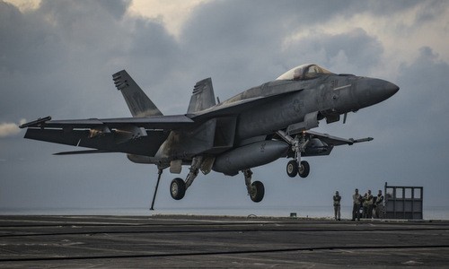 Tiêm kích Super Hornet hạ cánh trong cuộc thử nghiệm. Ảnh: US Navy.