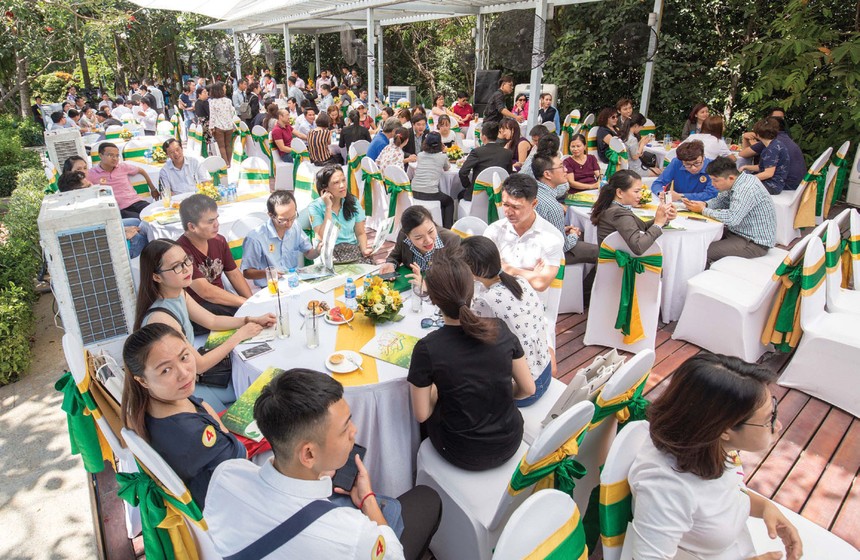 Khách hàng trải nghiệm không gian bán hàng tại Công viên Kim Ngân với nhiều mảng xanh, hồ bơi tràn hướng sông mát mẻ, yên bình. 