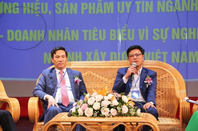 TS. Trương Anh Tuấn, Chủ tịch HĐQT Tập đoàn Hoàng Quân (bên phải) giao lưu trực tiếp trên sân khấu chương trình “60 năm vinh quang ngành xây dựng Việt Nam