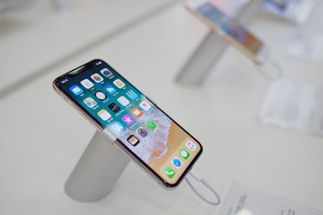 iPhone X chính hãng giảm giá 2 triệu đồng trong dịp lễ 30/4. Ảnh: Xuân Tiến.