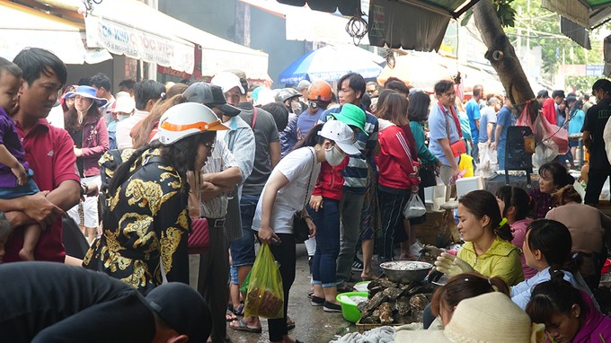 Tiểu thương Vũng Tàu bán hải sản không nghỉ tay dịp 30/4