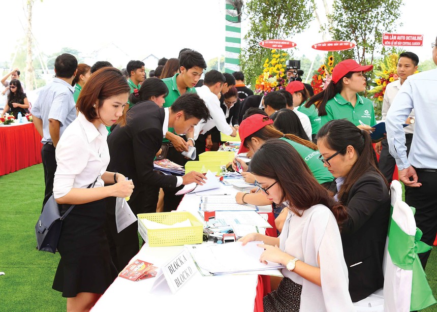 Ngành kinh doanh bất động sản đang thu hút rất nhiều bạn trẻ. Ảnh: Lê Toàn