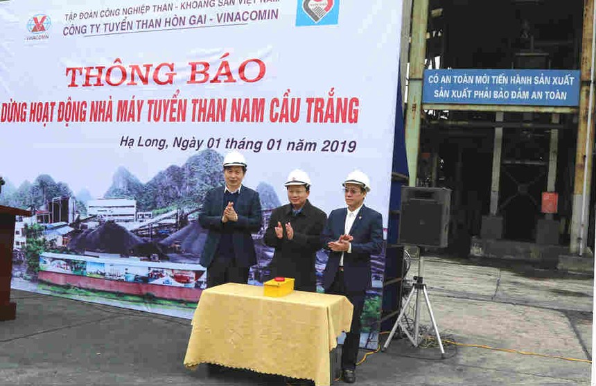 Lãnh đạo tỉnh, TKV và Nhà máy Tuyển than Nam Cầu Trắng bấm nút chấm dứt hoạt động Nhà máy Tuyển than Nam Cầu Trắng. Ảnh: Nguyễn Huế.