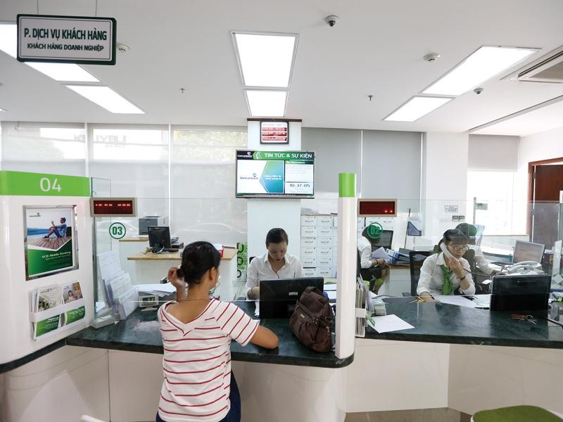 Các ngân hàng lớn như Vietcombank, BIDV, Agribank... vừa đồng loạt giảm lãi suất cho vay với đối với 5 lĩnh vực ưu tiên của Chính phủ. Trong ảnh: Giao dịch tại Vietcombank. Ảnh: Đức Thanh