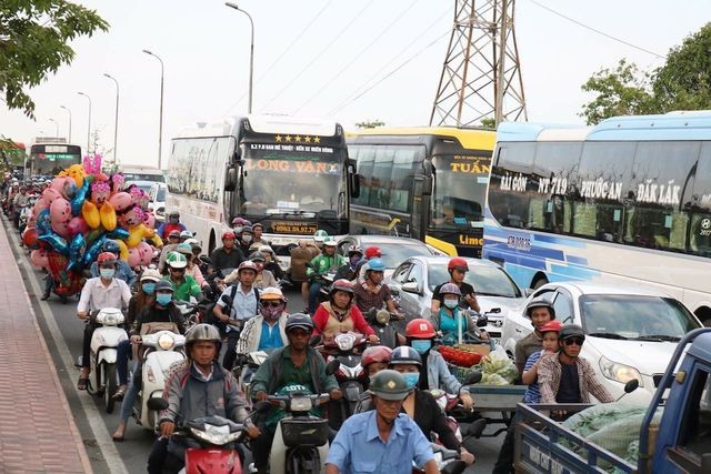 Phương tiện di chuyển khó khăn qua cầu Bình Triệu vào trung tâm thành phố