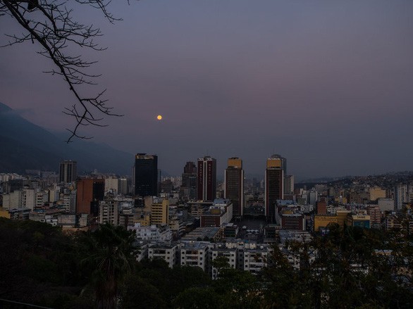 Các tòa nhà cao tầng ở thủ đô Caracas của Venezuela trong đợt mất điện kéo dài cả tuần năm 2016 - Ảnh: Getty