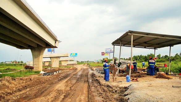 Thi công tuyến cao tốc Trung Lương - Mỹ Thuận. (Ảnh: Tuổi trẻ).