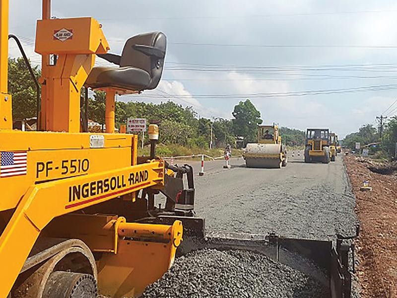 Dự án mới hoàn thiện 10/83 km, 73 km còn lại mới xong nền đường, nên chưa thể đưa vào khai thác. Ảnh: Anh Minh