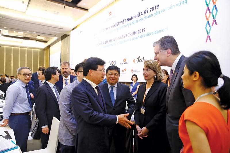 Các đại biểu trao đổi bên lề VBF giữa kỳ 2019. Ảnh: Đức Thanh