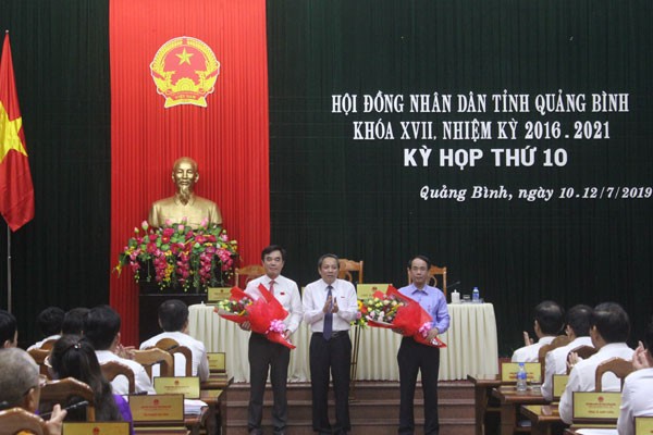 Ông Hoàng Đăng Quang, Bí thư tỉnh ủy, Chủ tịch HĐND tỉnh Quảng Bình tặng hoa chúc mừng các đồng chí được bầu giữ chức Phó Chủ tịch HĐND tỉnh và Ủy viên UBND tỉnh Quảng Bình