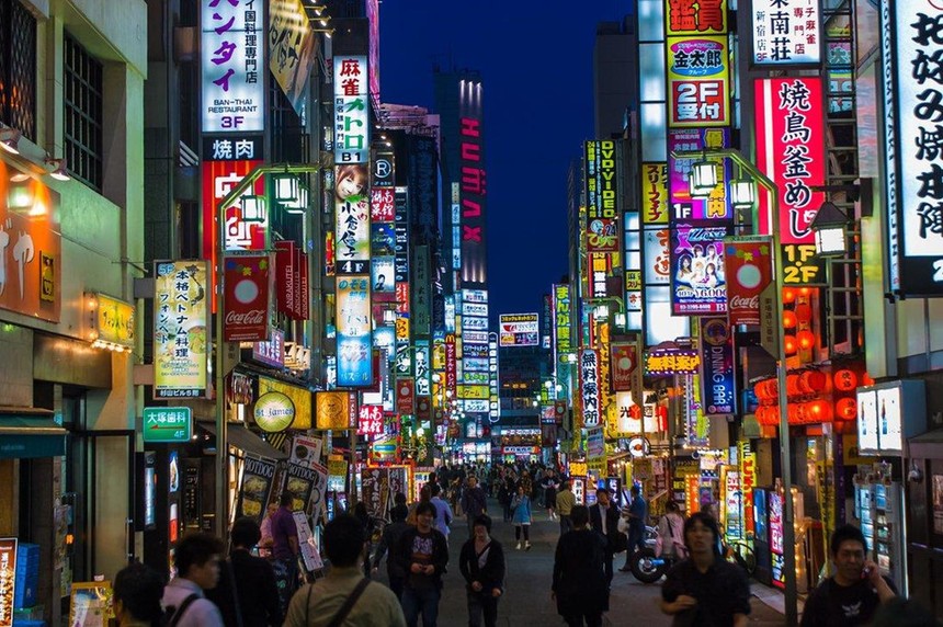 Shinjuku đông đúc vào buổi tối. Ảnh: Time Out. 