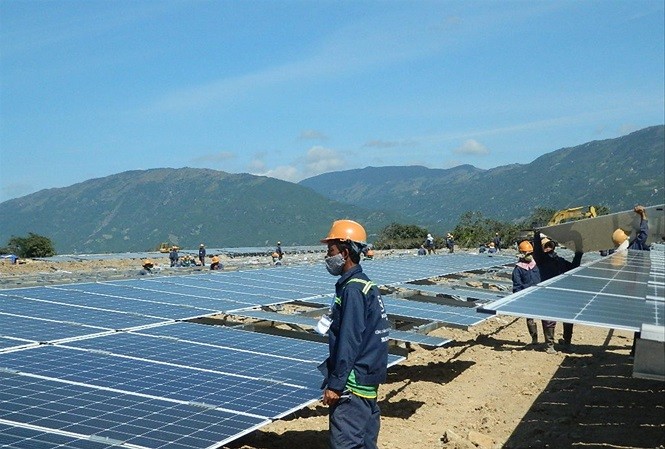 Việc dòng vốn tư nhân đổ mạnh vào điện mặt trời thời gian qua có tác động chính từ việc giá mua điện mặt trời được Chính phủ cho phép ở mức tương đương 9,35 UScent/kWh.