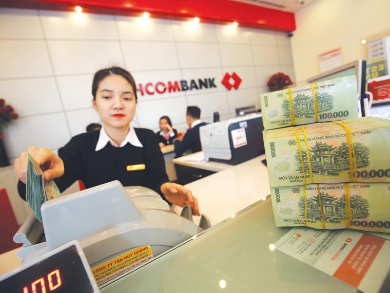 Bán bảo hiểm và tư vấn phát hành trái phiếu đang mang lại nguồn thu lớn cho Techcombank. Ảnh: Đức Thanh