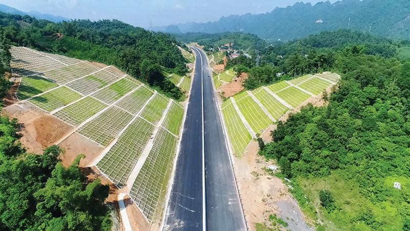 Cùng với “hệ điều hành”, “phần cứng” của nền kinh tế như đường sá, sân bay... cũng cần được nâng cấp để đáp ứng nhu cầu phát triển.