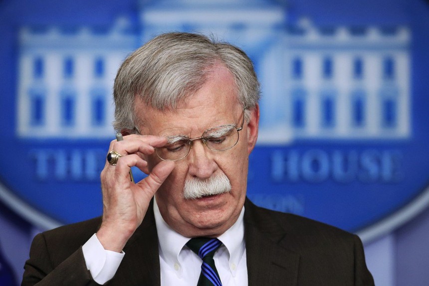 Cố vấn an ninh quốc gia John Bolton nói chuyện với các phóng viên vào tháng 11/2018. Ảnh: AP