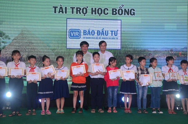 Các em học sinh nhận học bổng và giấy khen thông qua Báo Đầu tư