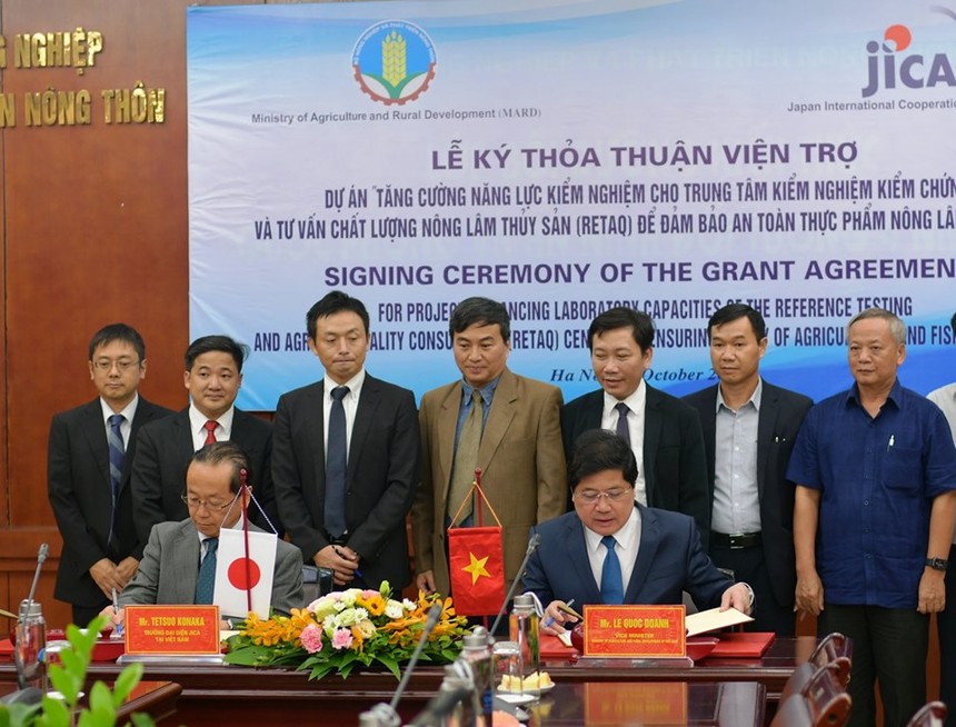 Thứ trưởng Lê Quốc Doanh (bên phải) và ông Tetsuo Konaka, Trưởng đại diện JICA tại Việt Nam 