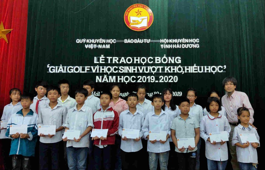 Ông Phạm Thanh Tân, Trưởng Văn phòng đại diện báo Đầu tư tại Hải Phòng và miền duyên hải Bắc bộ trao học bổng cho các cháu.