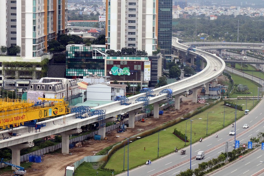 Kể từ khi công trình này được phê duyệt quyết định đầu tư lần đầu vào năm 2007, Dự án đã có 2 lần điều chỉnh thứ hai của Dự án metro số 1 Bến Thành – Suối Tiên về tổng mức đầu tư và thời gian hoàn thành.