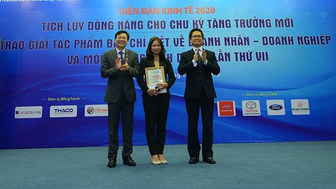 Ông Vũ Tiến Lộc, Chủ tịch Phòng thương mại và công nghiệp Việt Nam (phải) và Nhà báo Hồ Quang Lợi, Phó Chủ tịch Thường trực Hội Nhà báo Việt Nam trao giải A cho tác giả Trần Thị Tuyết Ánh, Báo Đầu tư.