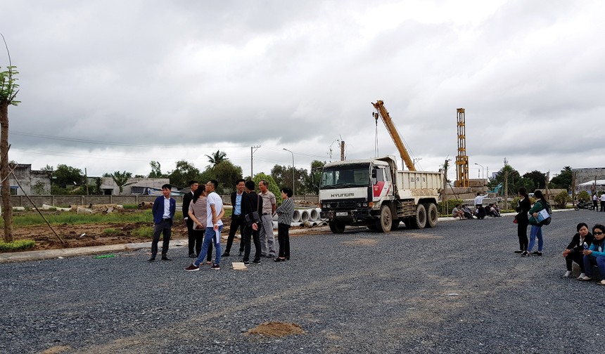 Nhân viên bán đất nền luôn phải có nhiều chiêu thức "độc - lạ" mới có thể bán được hàng