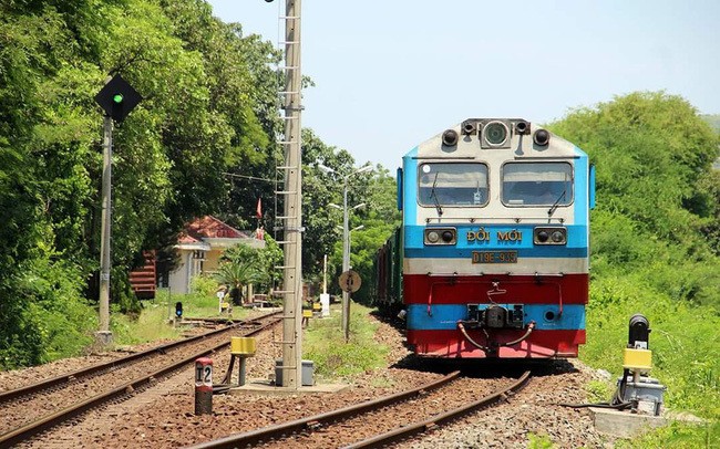 Những vướng mắc về cơ chế, hạ tầng lạc hậu đã khiến Tổng công ty Đường sắt Việt Nam vẫn chưa thể bứt phá, thoát hẳn khỏi sự trì trệ dù đã có rất nhiều nỗ lực làm mới.