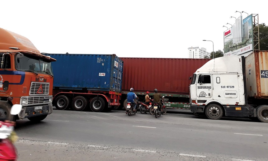 Cư dân khu Cát Lái “khóc ròng” vì xe container