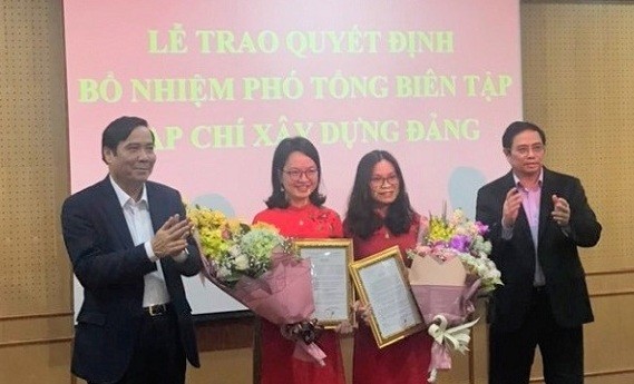 Lãnh đạo Ban Tổ chức Trung ương trao quyết định và chúc mừng 2 tân Phó Tổng Biên tập Tạp chí Xây dựng Đảng.