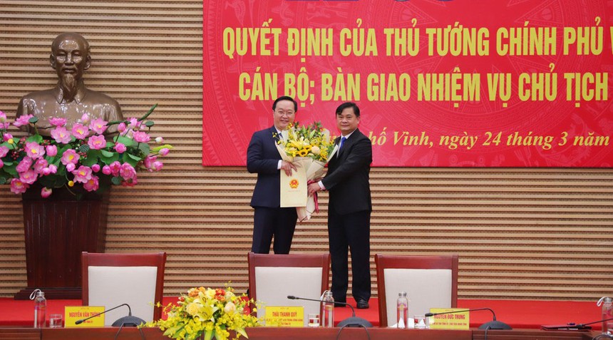 Ông Thái Thanh Quý, Bí thư Tỉnh ủy Nghệ An trao Quyết định phê chuẩn kết quả bầu Chủ tịch UBND tỉnh Nghệ An đối với đồng chí Nguyễn Đức Trung (Ảnh: Báo Nghệ An)