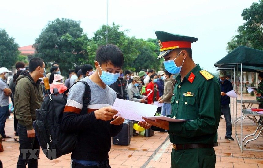 Trao “Giấy chứng nhận hoàn thành việc cách ly phòng bệnh COVID-19” cho các công dân đã hoàn thành thời gian 14 ngày cách ly theo quy định của Bộ Y tế. (Ảnh: Tá Chuyên/TTXVN)