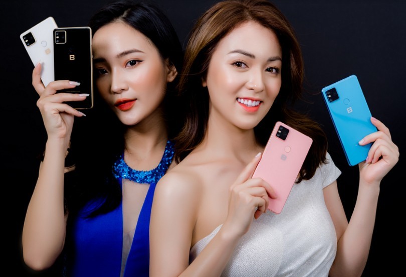 Trong ngày mở bán 17/5, khách hàng đến Bphone Store trên đường Dương Đình Nghệ, Hà Nội sẽ có cơ hội nhận được 01 chiếc Bphone 1 cùng nhiều phần quà hấp dẫn khác.