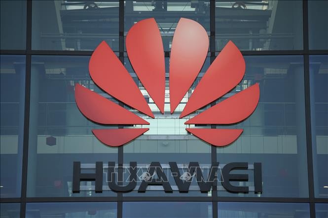 Biểu tượng Huawei tại văn phòng của tập đoàn này ở London, Anh. Ảnh: AFP/TTXVN