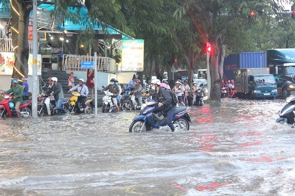 Việc xác định đơn giá chống ngập để phục vụ công tác đấu thầu, kinh phí từ nguồn ngân sách nên người dân không phải trả tiền (ảnh: Trọng Tín)