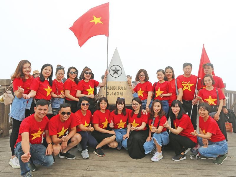 Du khách check in đỉnh Fansipan (Sa Pa, Lào Cai). 