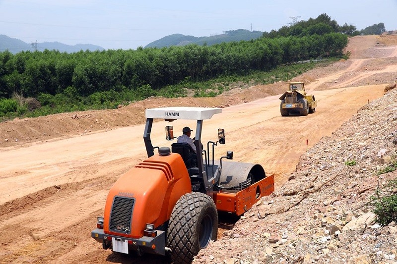 Với sự phối hợp chặt chẽ của tỉnh Quảng Trị và Ban Quản lý dự án Đường Hồ Chí Minh, đến nay đã bàn giao toàn bộ mặt bằng tuyến cao tốc qua địa bàn với chiều dài 37,3 km/37,3km (đạt 100% khối lượng).