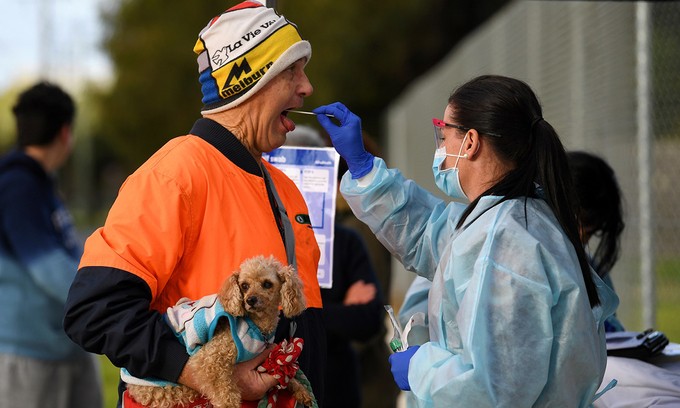 Nhân viên y tế lấy mẫu xét nghiệm nCoV tại Melbourne, cuối tháng 6. Ảnh: Reuters.