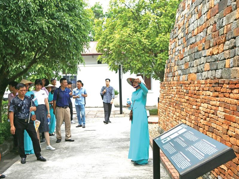 Khu di sản Hoàng thành Thăng Long thu hút đông đảo khách du lịch tới tham quan, trải nghiệm. Ảnh: Hồng Hạnh