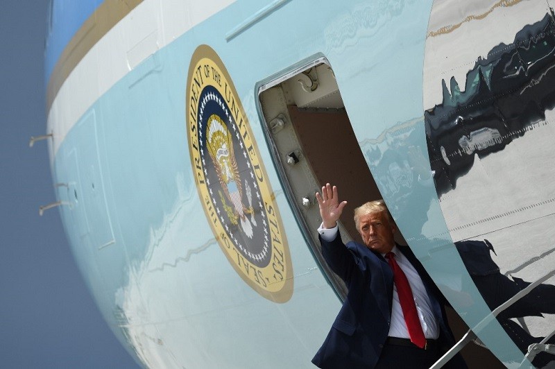 Tổng thống Mỹ Donald Trump trên Chuyên cơ Không lực Một (Air Force One) trước khi rời sân bay quốc tế Miami, bang Florida hôm 10/7. Ảnh: AFP