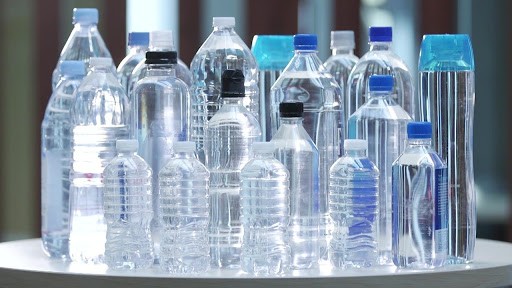 Sản phẩm Polyethylene Terephthalate, được gọi là PET, PETE hoặc PETP hoặc PET-P (là loại nhựa polyme nhiệt dẻo phổ biến nhất của polyeste và được sử dụng trong sợi may quần áo, hộp đựng chất lỏng và thực phẩm, khuôn đúc nhựa và kết hợp với sợi thủy tinh sản xuất nhựa kỹ thuật)