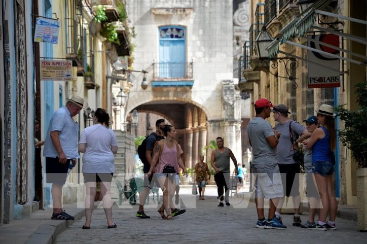 Khách du lịch tham quan thủ đô La Habana, Cuba. Ảnh: AFP/TTXVN