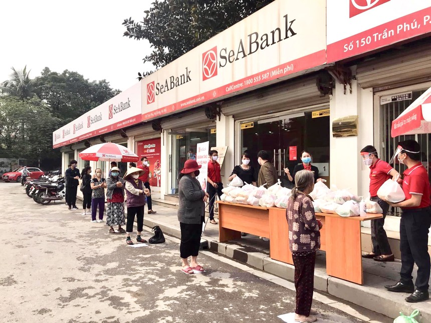 SeABank trao tặng 35,2 tấn gạo cho người nghèo trên toàn quốc trong mùa dịch Covid-19