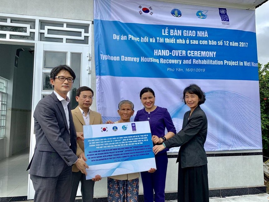 Bàn giao nhà cho người dân ở Phú Yên bị thiệt hại do bão Damrey. Ảnh: UNDP.