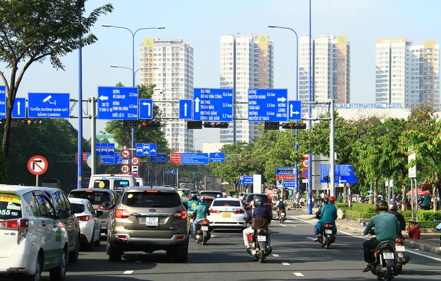 Việc sở hữu nhà ở tại TP.HCM ngày càng khó với người trẻ tuổi. Ảnh: Bình Minh.