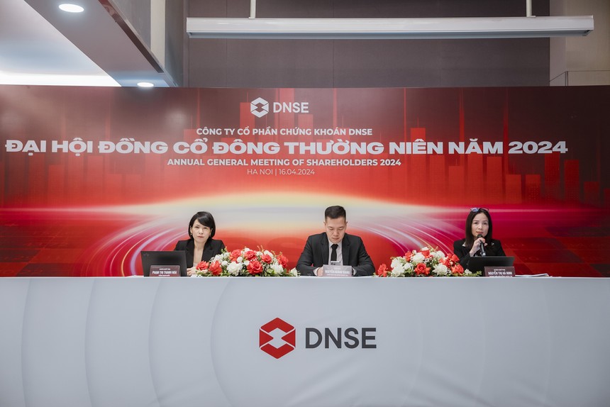 Bà Nguyễn Thị Hà Ninh, Thành viên HĐQT DNSE (ngoài cùng bên phải) trả lời cổ đông tại Đại hội.