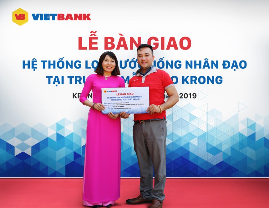 Vietbank “cõng” nước sạch lên bản cho đồng bào Ba Na